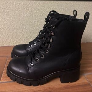 Dr. Martin 1460 MONO
Smooth Leather Lace Up Black Boots Size:10 Made in England